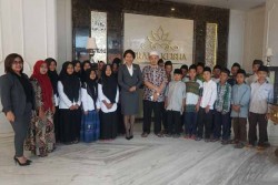 Grand Keisha Berbagi Ilmu Table Manner pada Anak-Anak Panti Asuhan