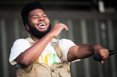 Cakep, Khalid Nyanyi Bareng Fans Saat Liburan di Bali