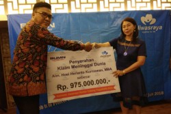 Jiwasraya Serahkan Klaim Asuransi Kepada Nasabah