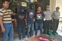 Tahanan Polsek Ngaglik yang Kabur Ditangkap saat Jualan Kaligrafi di Lombok Barat