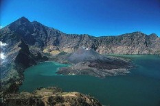 GEMPA NTB: 3 Pendaki yang Terjebak di Danau Segara Anak Dievakuasi dengan Helikopter