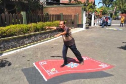 Keren! Warga Nogotirto Bikin Lukisan 3 Dimensi di Tengah Jalan