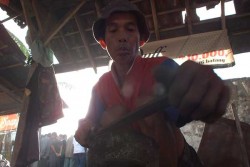 Tak Hanya Bikin Baru, Pandai Besi di Kulonprogo Juga Melayani Penajaman Pisau Tumpul