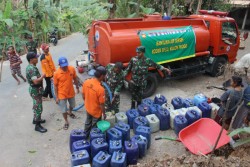Bantu Warga Terdampak Kekeringan, Danramil Kalibawang Salurkan Bantuan Air Bersih