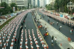 65.000 Orang Menari Poco-Poco Bersamaan, Ini Foto-Fotonya
