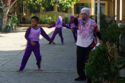 Kisah Guru Lajon: Berangkat saat Subuh, Repot Kalau Hujan Turun