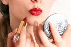 Yuk Tampil Berani dengan Lipstik Warna Ngejreng