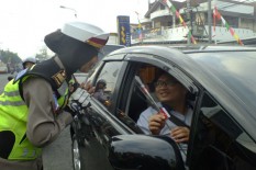 Peringati HUT Bhayangkari, Polwan Kulonprogo Bagikan Bunga dan Cokelat