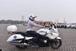 Anies Baswedan Terjatuh saat Naik Moge di Monas