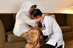 Sungkem Sebelum Mendaftar ke KPU, Jokowi Dapat Banyak Pesan dari Ibu