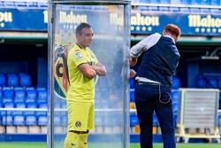 Simsalabim! Santi Cazorla Diperkenalkan sebagai Pemain Baru Villarreal Lewat Sulap