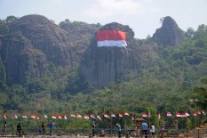 Wow Ada Merah Putih Raksasa di Tebing Purba Nglanggeran 