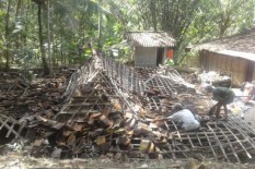 Memprihatinkan, Tiang Lapuk, Rumah Milik Mbah Sapto Wiyono Ambruk