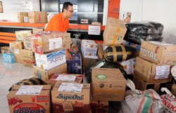Petugas Kewalahan, Bantuan Korban Gempa Bumi Menumpuk di Kantor Pos Mataram