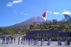 Pengibaran Bendera di Bukit Klangon Mengenang Pertempuran di Lereng Merapi