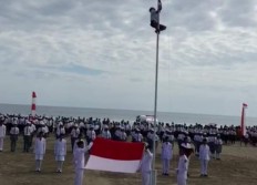 Viral, Bocah SMP Nekat Panjat Tiang Bendera demi Kibarkan Merah Putih
