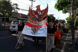 Ratusan Warga Cokrodiningratan Gelar Pawai Ramaikan HUT Kemerdekaan RI