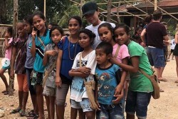 Potret Kebahagiaan Keluarga David Beckham saat Bermain dan Belajar Bersama Anak-Anak Sumba