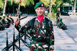 Aksi Panjat Tiang saat Pengibaran Bendera Merupakan Naluri seorang Prajurit