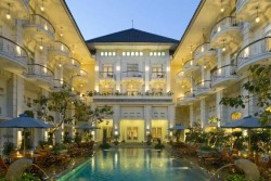 The Phoenix Hotel Bagikan 100 Tumpeng Kemerdekaan
