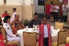 Senangnya... Joni si Pemanjat Tiang Bendera Ditawari Hadiah oleh Jokowi, Ia Pilih Sepeda dan...