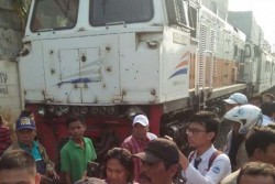 Avanza Mati Mesin di Atas Rel Tersambar Kereta Api, Sopir Tewas