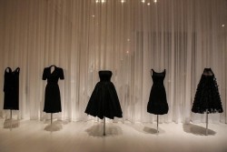 Baju Warna Hitam, Busana yang Wajib Anda Miliki, Ini Alasannya
