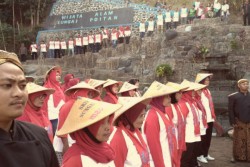 Upacara HUT Kemerdekaan, Warga Kobarkan Semangat Merdekakan Sungai dari Sampah