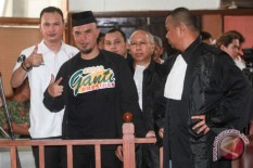 Dikepung Massa Penolak Gerakan #2019GantiPresiden, Ahmad Dhani Selamatkan Mulan dan Putrinya