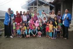 Mahasiswa UII Latih Warga Hasilkan Bio Pestisida dari Limbah Pinus
