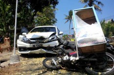 Sopir Diduga Main Ponsel, Mobilio Tabrak Bakul Kripik