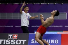 Perempuan Ini Terisak Peluk Jonatan Christie Seusai Pertandingan