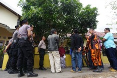 Geram dengan Pembangunan Tower, Warga Hadang Truk Material Melintas