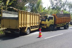 Begini Jadinya Jika 2 Truk Berciuman Mesra di Jalan Daendels
