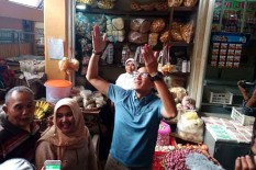 Sandiaga Uno Lepas Jas Tiru Gaya Jonatan Christie, Mahasiswa Berteriak Histeris