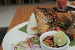 Menu Lezat Crystal Lotus, Gurami Goreng Saus Merapi hingga Napolitan Cake
