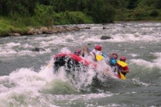 Menikmati Arung Jeram di Batang Anai   