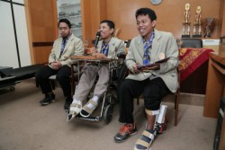 Mahasiswa UGM Bikin Sepatu Tolak Lumpuh
