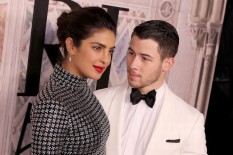 Mesranya Priyanka Chopra dan Nick Jonas Pose Ala Foto Pertunangan Pangeran Harry-Meghan Markle