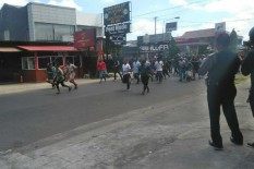 Ini Video Massa Papua Turun ke Jalan Bawa Senjata Cari Pelaku Penusukan di Seturan