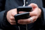 Ibu-Ibu Zaman Sekarang Buka Ini saat Mainan Internet