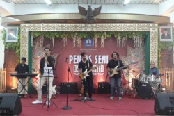 712 Mahasiswa Baru STTNAS Menari Maumere dalam Penutupan Ospelmab