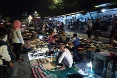 Berkerumun di Antara Lampu Api di Pasar Senthir
