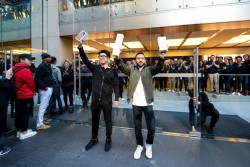 Orang Australia Pembeli Pertama Iphone XS & Iphone XS Max