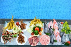 Bersantap Menu Barbeque di Kolam Renang