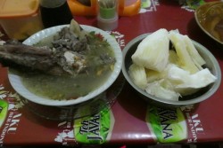 Kaledo Khas Palu Disajikan dengan Singkong Rebus