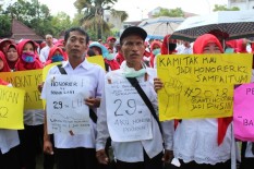 Digaji Rp300.000 Per Bulan, Tenaga Honorer Ini Terpaksa Buka Tambal Ban