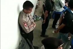 Bikin Merinding, Polisi Ini Salat di Tengah Kerumunan Suporter Bola