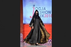 Heri Yenti Rancang Gaun Pesta Elegan Terinspirasi Kiswah