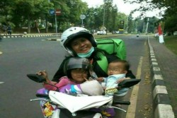 Pilunya Hidup, Suami Menikah Lagi, Ibu Ini Jadi Tukang Ojek Online Sambil Bawa 2 Anak